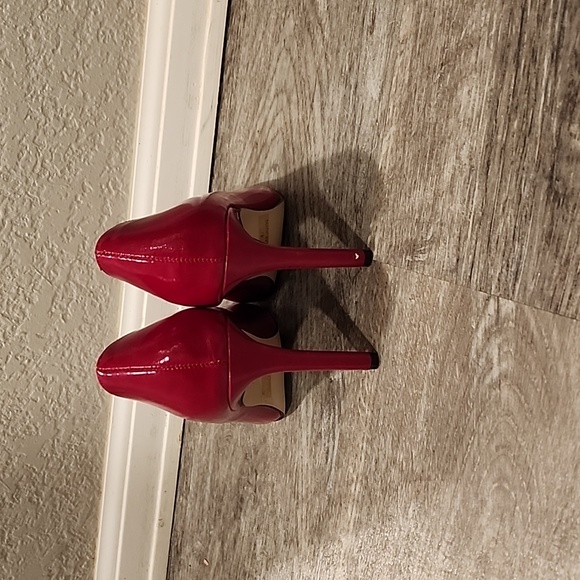 Red high heel pumps - Picture 3 of 4